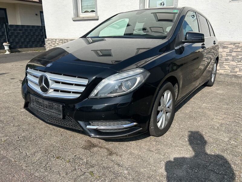 Schwarz Gebraucht 2014 Mercedes B200 Style Van / Kleinbus | 5.499 € (Superpreis) - Bild 1/4