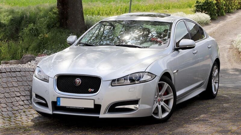 Silber Gebraucht 2015 Jaguar XF S Limousine | 12.500 € (Superpreis) - Bild 1/4