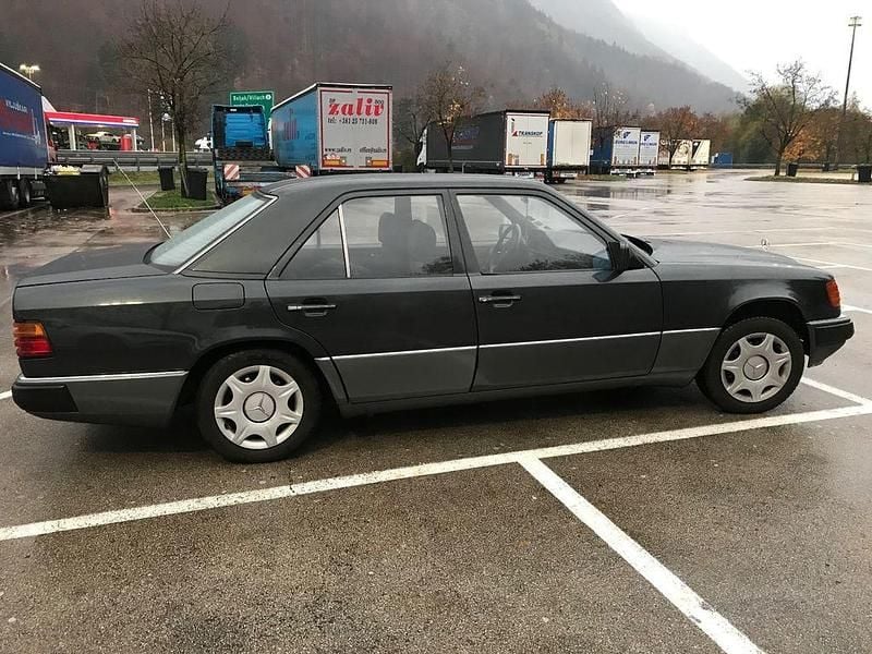 Gebraucht Mercedes 200 75 PS (55 kW) 1992 Schwarz Limousine