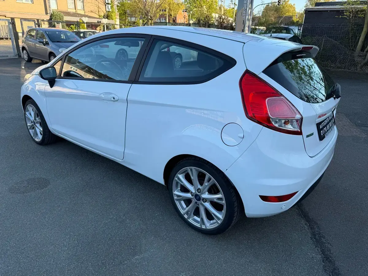 Gebraucht Ford Fiesta Celebration 101 PS (74 kW) 2017 Weiß Kleinwagen