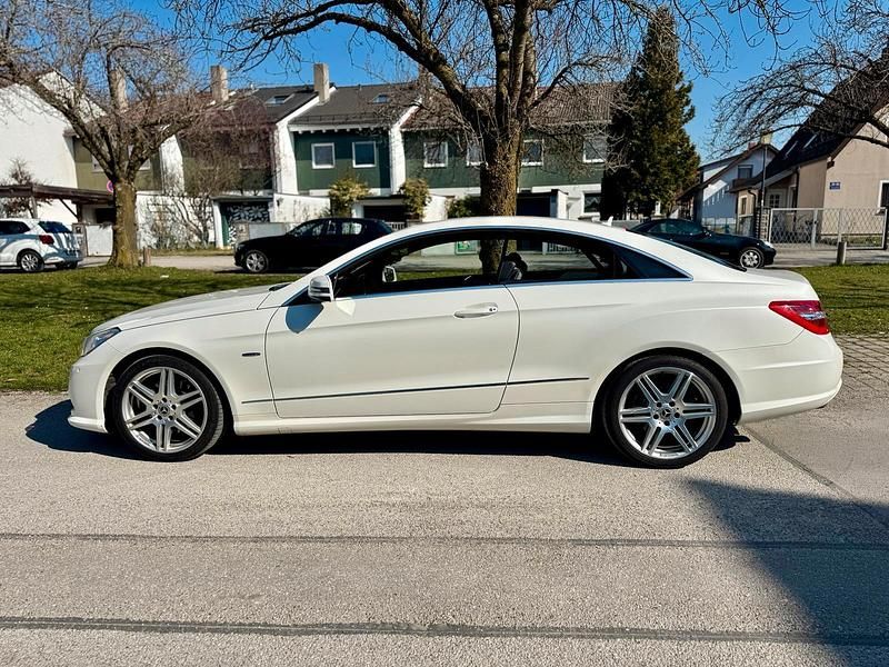 Gebraucht Mercedes E200 AMG line 184 PS (135 kW) 2011 Weiß Coupé