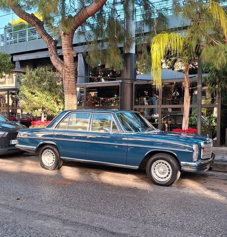 Blau Gebraucht 1972 Mercedes 250 Limousine | 24.900 € - Bild 1/4