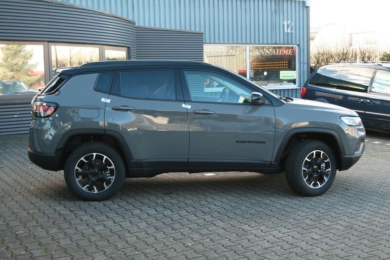 Gebraucht Jeep Compass 179 PS (131 kW) 2024 Grau SUV
