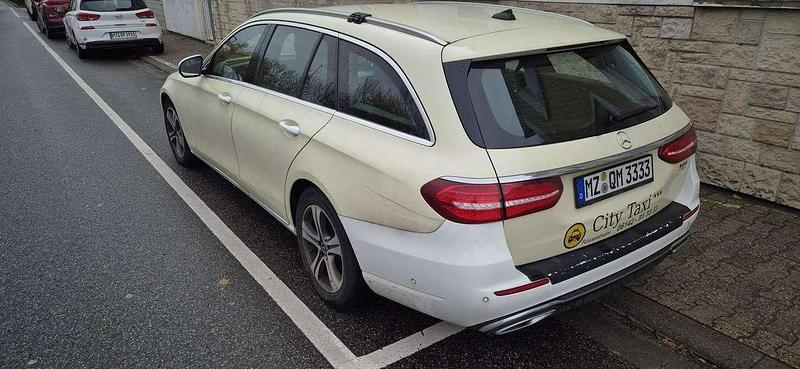 Gebraucht Mercedes E220 194 PS (142 kW) 2019 Weiß Kombi