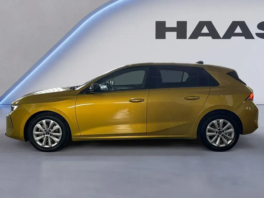 Używany Opel Astra Edition 110 KM (80 kW) 2023 Żółty Sedan/Limuzyna