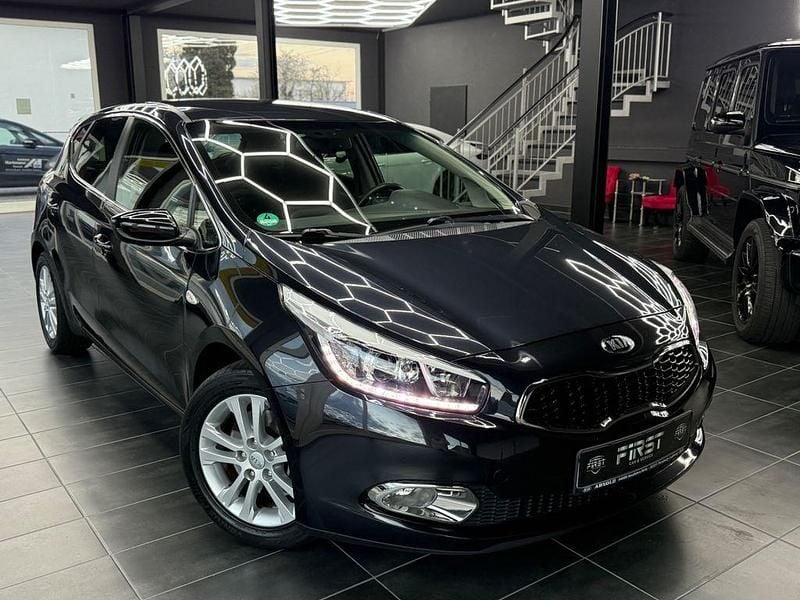 Gebraucht Kia Ceed DREAM-TEAM Edition 99 PS (72 kW) 2015 Schwarz Kleinwagen