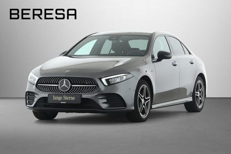 Metalliclack mountaingrau Gebraucht 2020 Mercedes A250 AMG Limousine | 28.890 € (Fairer Preis) - Bild 1/4