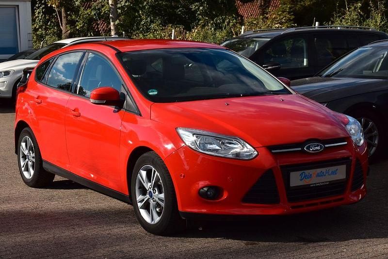 Gebraucht Ford Focus Champions Edition 101 PS (74 kW) 2013 Rot Limousine