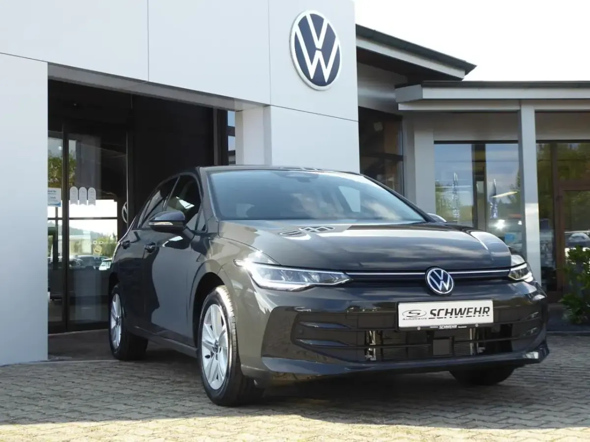 Gebraucht VW Golf VIII Life 116 PS (85 kW) 2025 Grau Limousine
