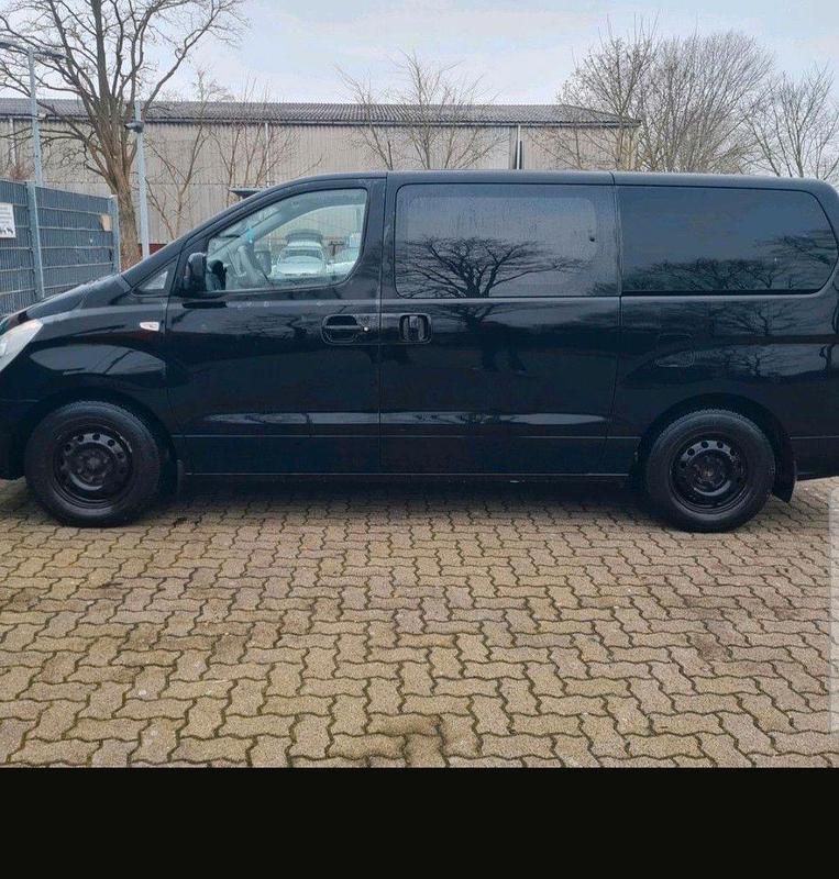 Grau Gebraucht 2011 Hyundai H-1 Van | 6.800 € (Fairer Preis) - Bild 1/4
