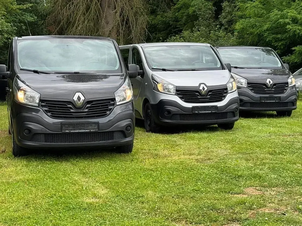 Gebraucht Renault Trafic Expression 95 PS (69 kW) 2016 Schwarz Van / Kleinbus