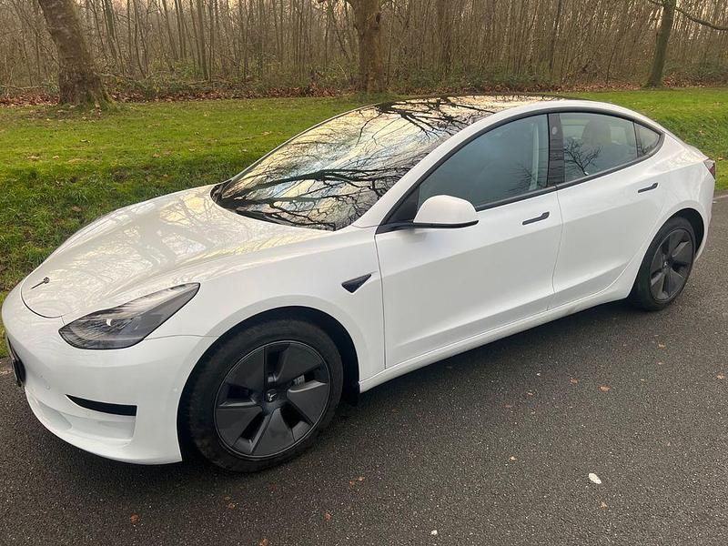 Weiß Gebraucht 2021 Tesla Model 3 Standard Range Plus Limousine | 22.990 € (Superpreis) - Bild 1/4
