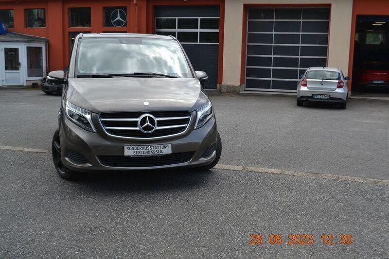 Grau Gebraucht 2016 Mercedes V250 Edition Van / Kleinbus | 37.850 € - Bild 1/4