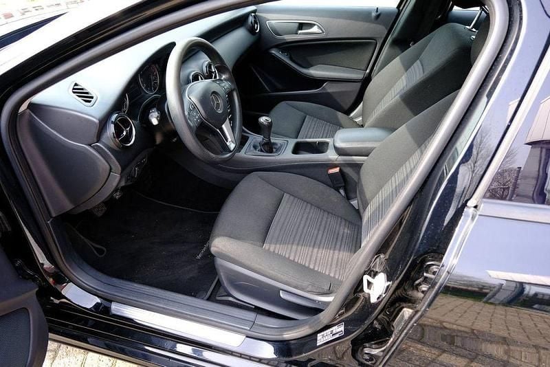 Gebraucht Mercedes A180 122 PS (89 kW) 2015 Schwarz Limousine