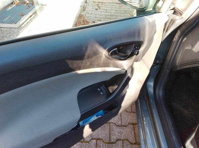 Grau Gebraucht 2016 Seat Ibiza Reference Kleinwagen | 5.500 € (Fairer Preis) - Bild 1/4