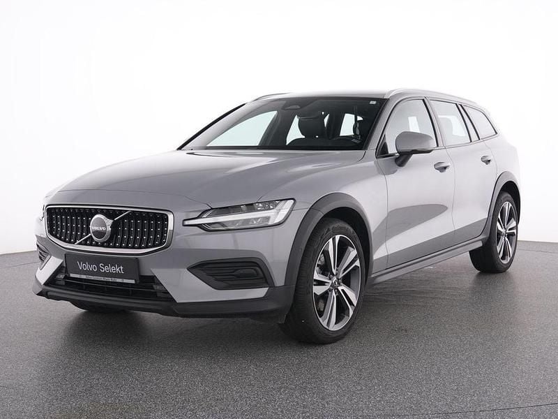 Gebraucht Volvo V60 CC Plus 197 PS (144 kW) 2024 Grau vapour grey / metallic Kombi