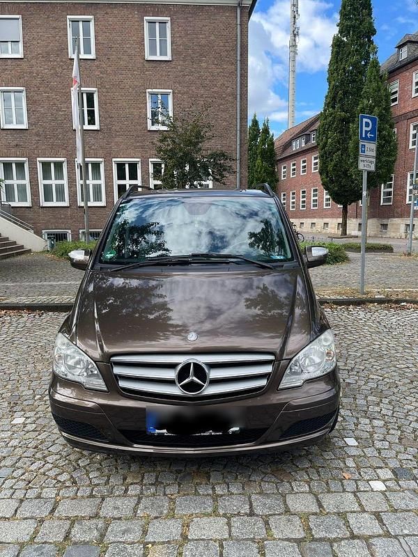 Braun Gebraucht 2012 Mercedes Viano Avantgarde Van / Kleinbus | 18.500 € (Teuer) - Bild 1/4