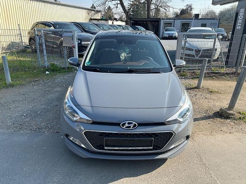 Gebraucht Hyundai i20 Style 101 PS (74 kW) 2016 Grau Limousine