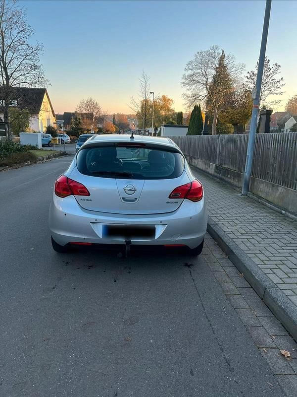Gebraucht Opel Astra 101 PS (74 kW) 2010 Silber Limousine