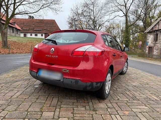 Gebraucht Renault Mégane Authentique 101 PS (74 kW) 2013 Rot Limousine