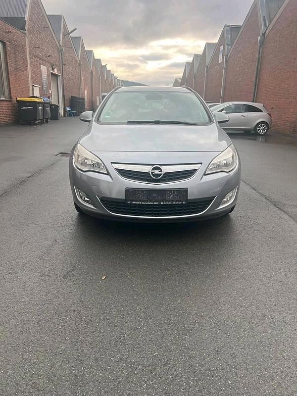 Grau Gebraucht 2011 Opel Astra Limousine | 2.500 € (Guter Preis) - Bild 1/4