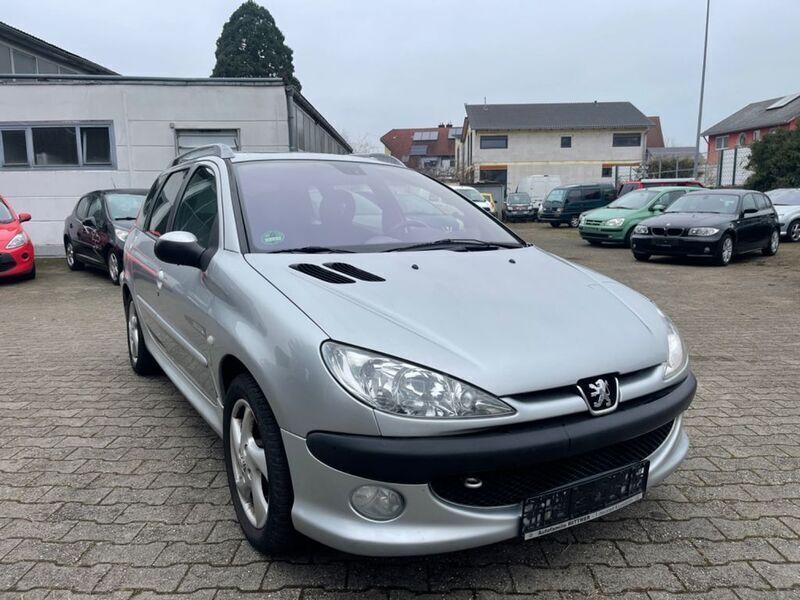 Grau Gebraucht 2004 Peugeot 206 Quiksilver Kombi | 1.890 € (Fairer Preis) - Bild 1/4