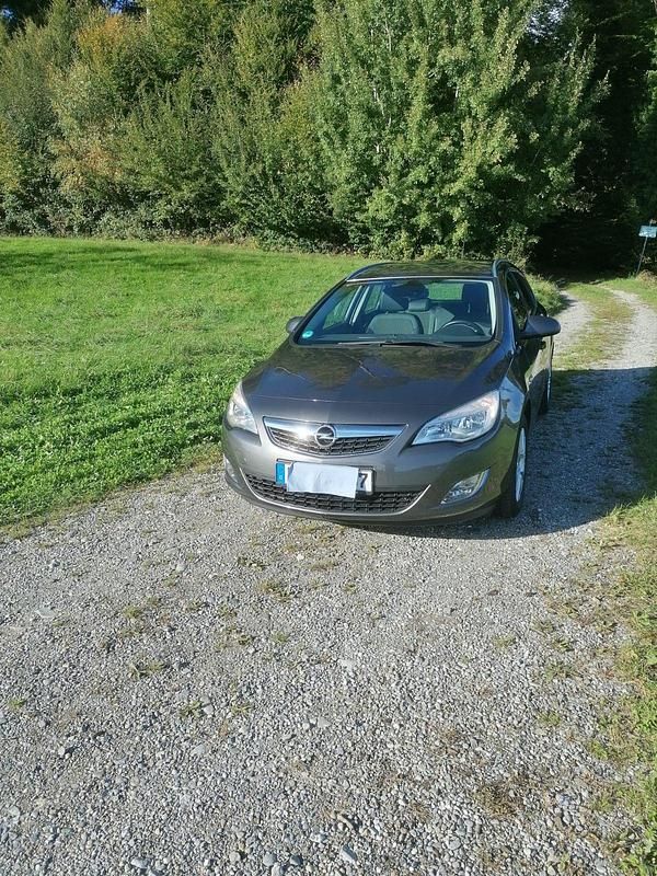 Grau Gebraucht 2012 Opel Astra Kombi | 3.500 € (Superpreis) - Bild 1/4