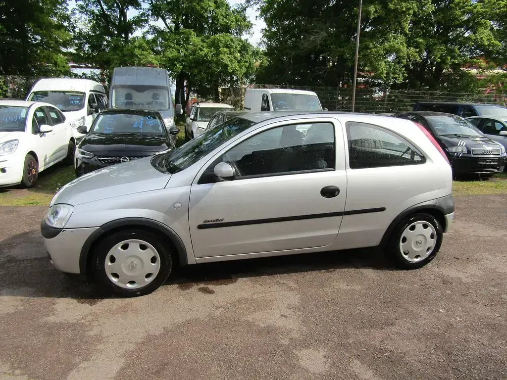Używany Opel Corsa 75 KM (55 kW) 2000 Srebrny Sedan/Limuzyna