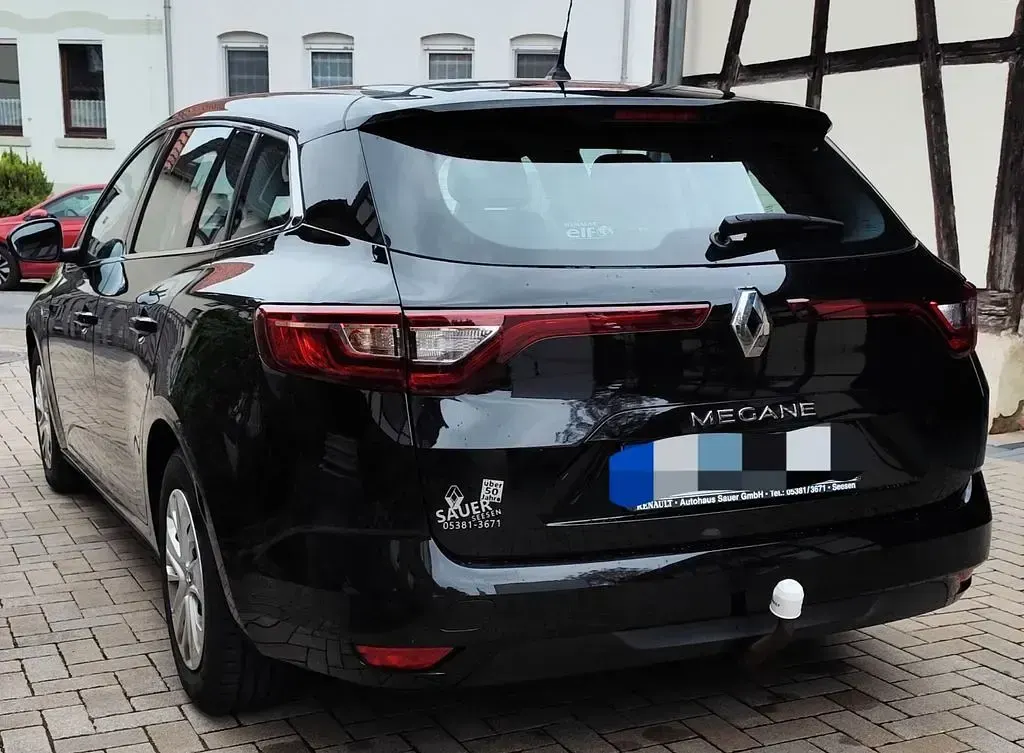 Używany Renault Mégane Life 101 KM (74 kW) 2017 Czarny Sedan/Limuzyna