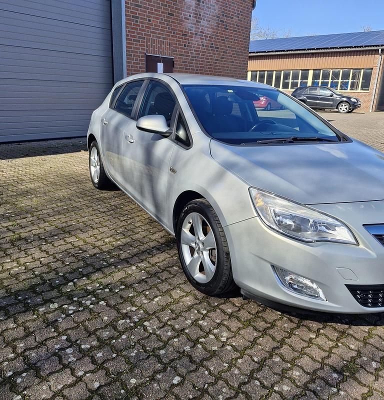Gebraucht Opel Astra 115 PS (84 kW) 2010 Beige Limousine