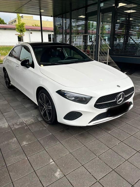 Weiß Gebraucht 2024 Mercedes A250 Limousine | 31.200 € (Guter Preis) - Bild 1/4
