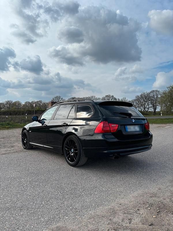 Gebraucht BMW 320 177 PS (130 kW) 2008 Schwarz Kombi