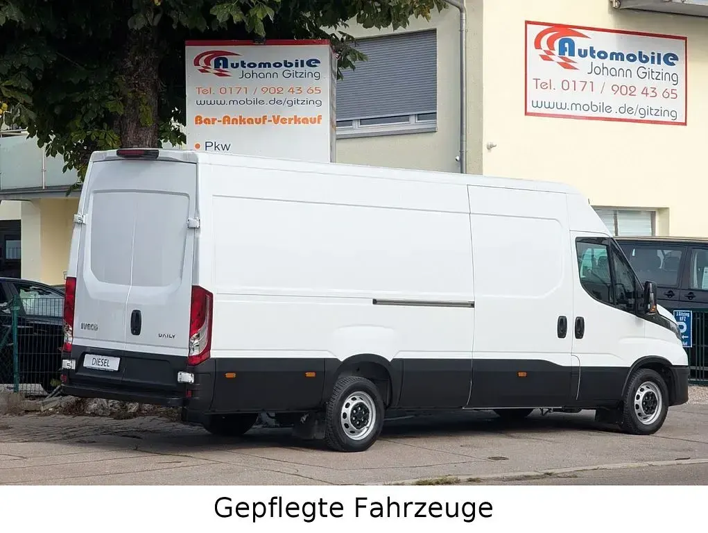 Second-hand Iveco Daily 177 CP (130 kW) 2024 Alb Monovolum