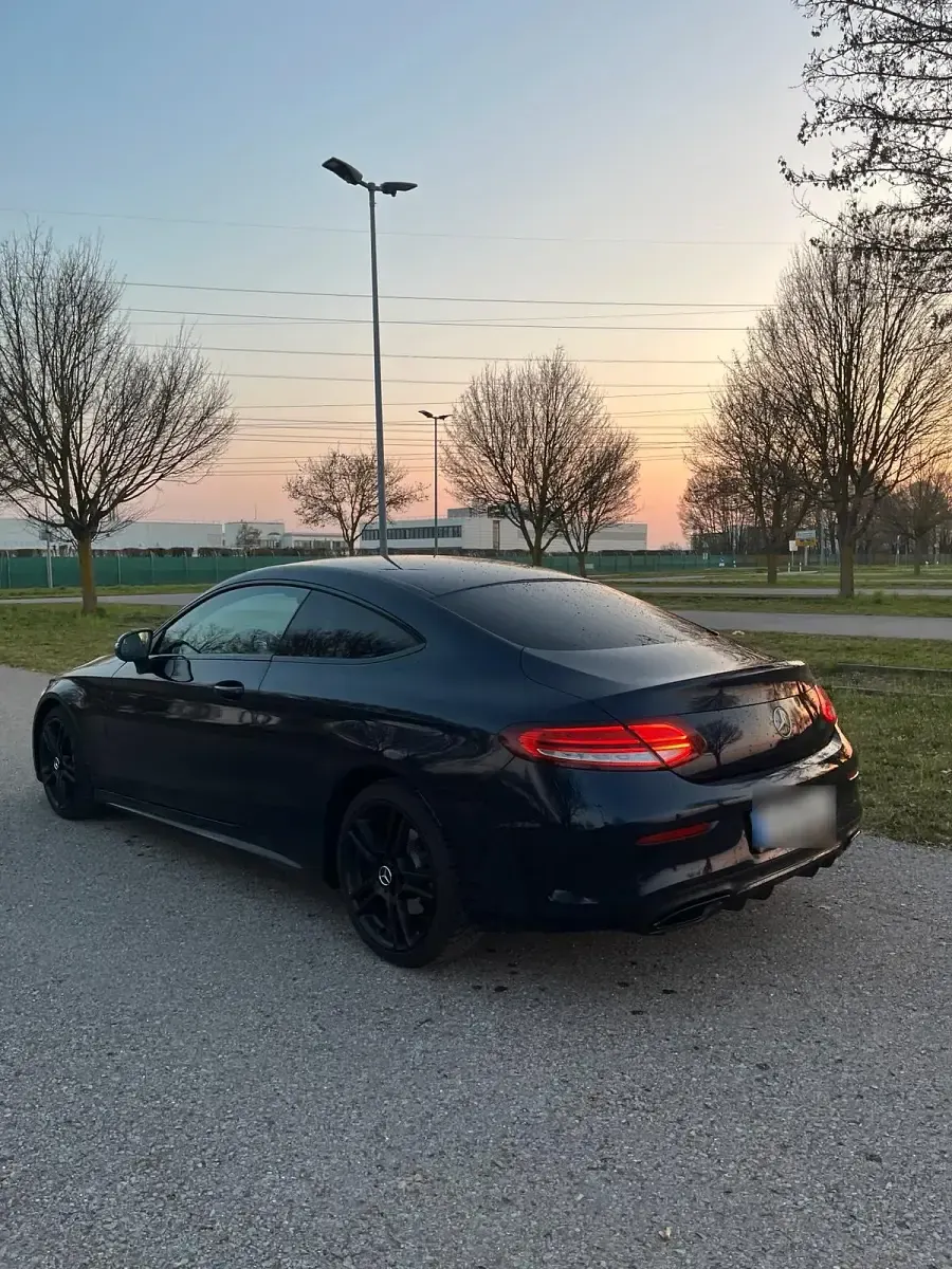 Gebraucht Mercedes C300 AMG line 255 PS (187 kW) 2018 Blau Coupé