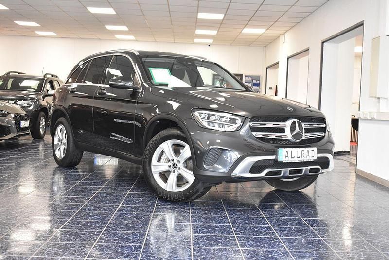 Grau Gebraucht 2021 Mercedes GLC300e SUV | 29.470 € (Guter Preis) - Bild 1/4