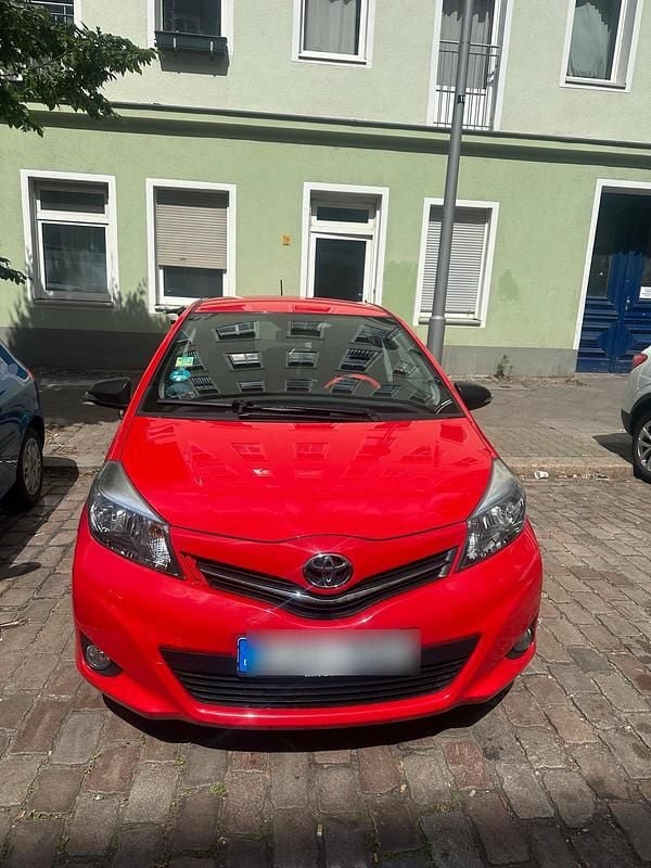 Rot Gebraucht 2013 Toyota Yaris Kleinwagen | 5.500 € (Guter Preis) - Bild 1/4