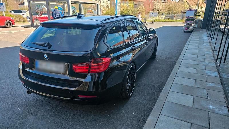 Gebraucht BMW 320 184 PS (135 kW) 2012 Schwarz Kombi