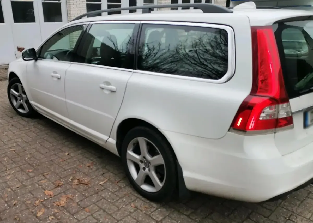 Second-hand Volvo V70 181 CP (133 kW) 2016 Alb Break