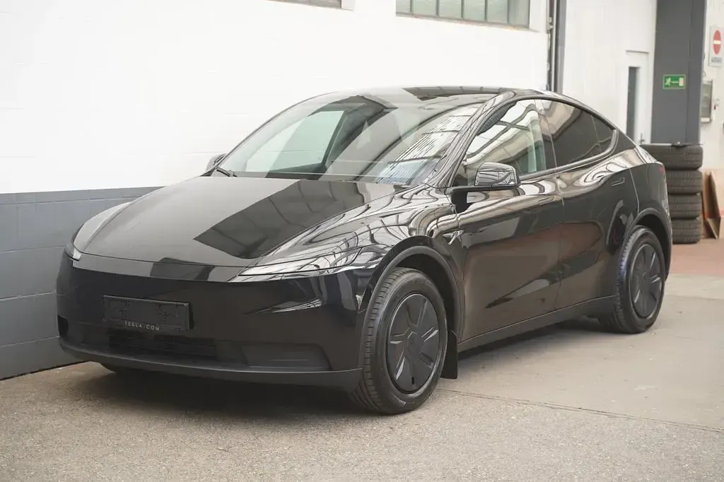 Neu Tesla Model Y Standard Range 219 kW (299 PS) 2026 Schwarz SUV