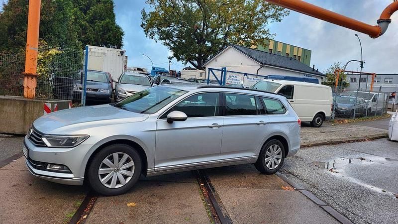 Silber Gebraucht 2015 VW Passat Comfortline Kombi | 7.775 € (Superpreis) - Bild 1/4
