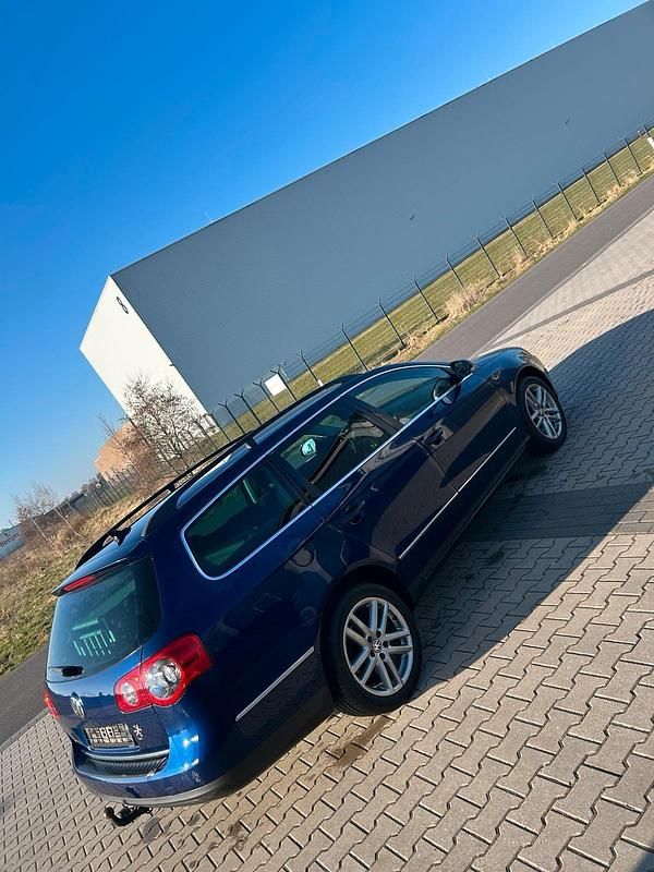 Gebraucht VW Passat 140 PS (102 kW) 2009 Blau Kombi