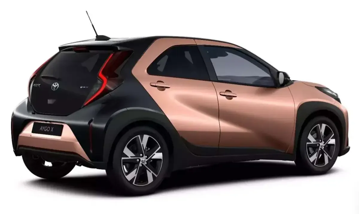 Neu Toyota Aygo 116 PS (85 kW) 2026 Cinnamon bronze met. / black Kleinwagen