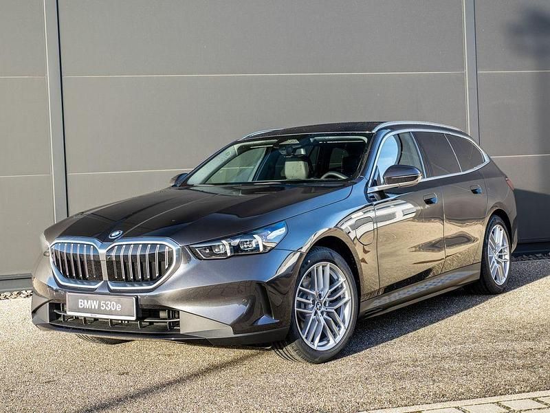Sophistograu brillanteffekt Neu 2025 BMW 530e Sport Line Kombi | 58.860 € (Superpreis) - Bild 1/4
