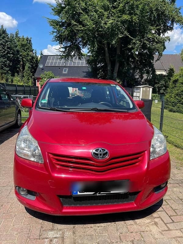 Rot Gebraucht 2010 Toyota Verso Van / Kleinbus | 6.500 € (Fairer Preis) - Bild 1/4