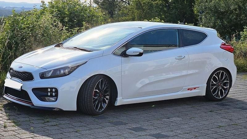 Weiß Gebraucht 2014 Kia Ceed GT-Track Limousine | 12.200 € (Fairer Preis) - Bild 1/4