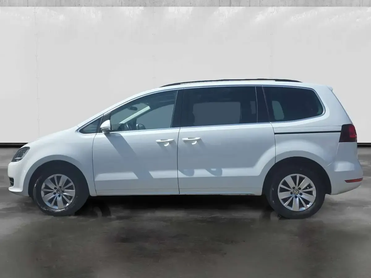 Gebraucht VW Sharan Comfortline 150 PS (110 kW) 2022 Pure white Van / Kleinbus