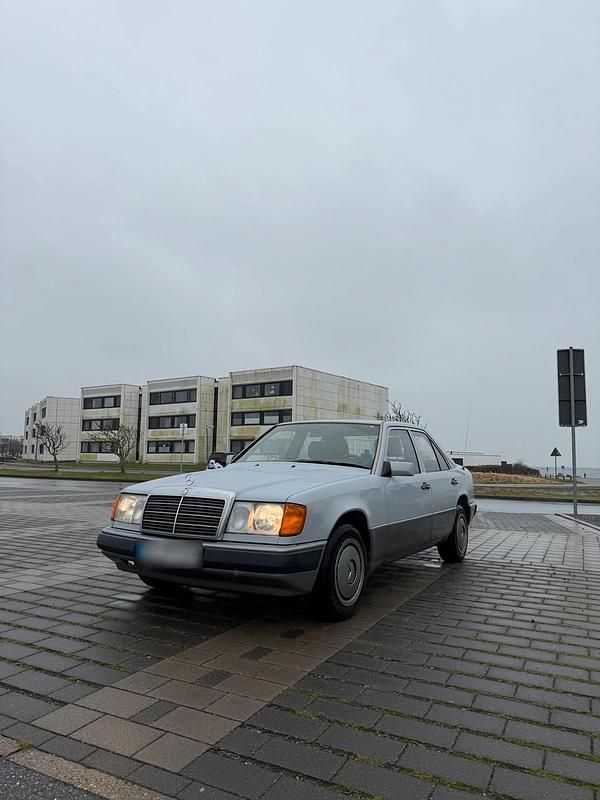 Second-hand Mercedes E230 131 CP (96 kW) 1991 Berlinǎ