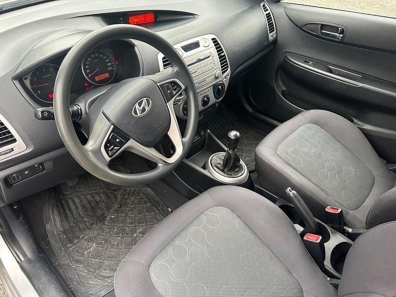 Gebraucht Hyundai i20 78 PS (57 kW) 2011 Silber Kleinwagen