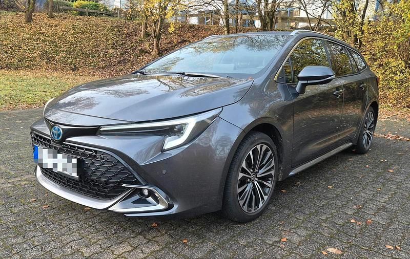 Grau Gebraucht 2024 Toyota Corolla Kombi | 26.900 € (Guter Preis) - Bild 1/4