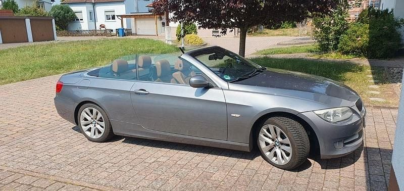 Grau Gebraucht 2013 BMW 330 Cabriolet Cabrio | 9.900 € (Fairer Preis) - Bild 1/4